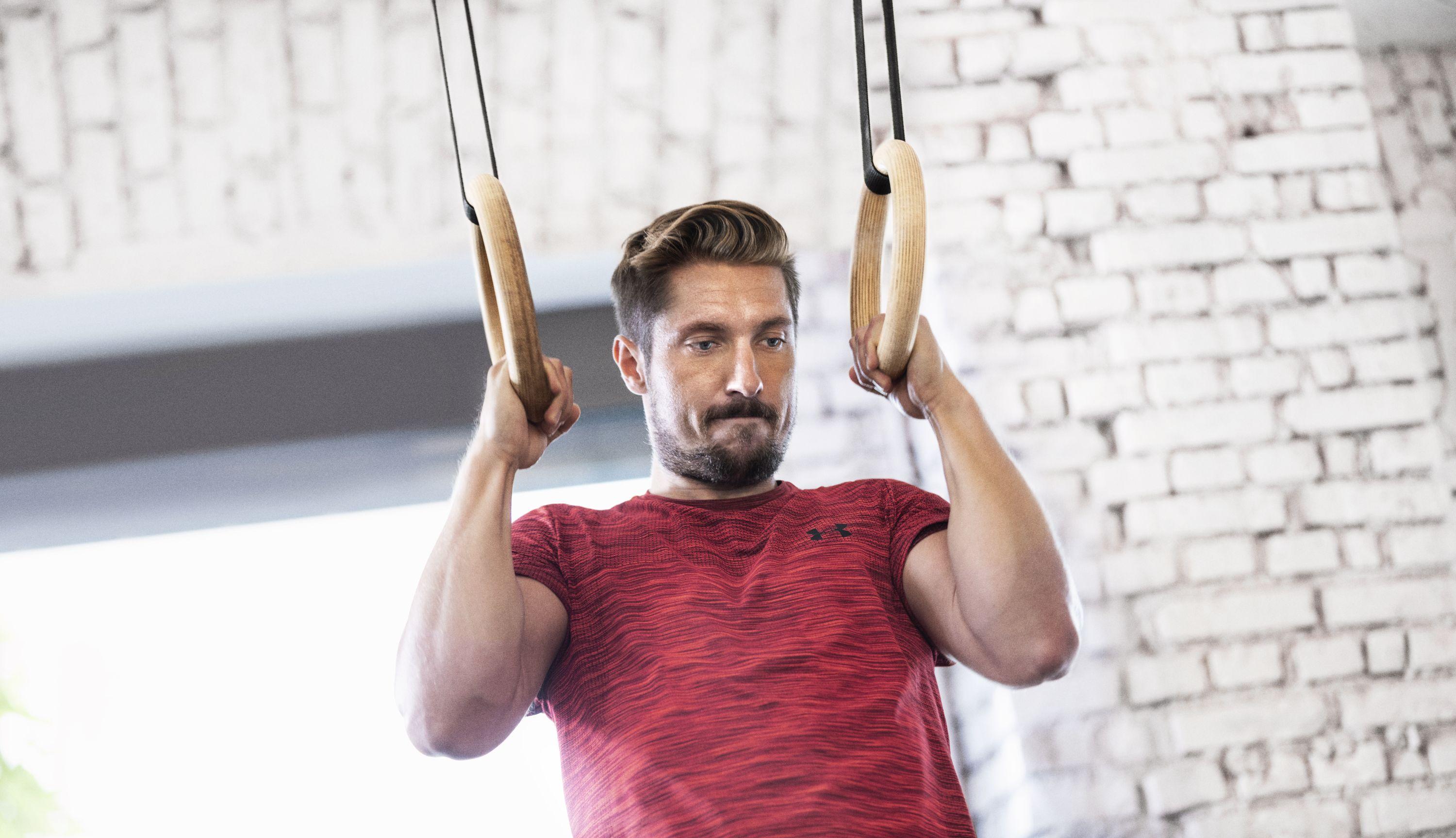 Marcel Hirscher trainiert mit einem roten UA Charged Cotton T-Shirt