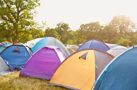 Zelte aus unterschiedlichen Materialien in der freien Natur.