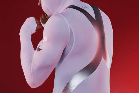 Mann trägt weißes Longsleeve mit Under Armour Heatgear Technologie.