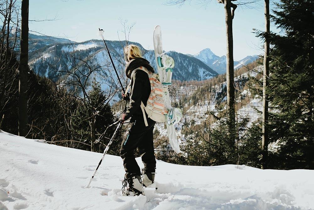 Tourengehen: Mit dem Snowboard auf den Berg