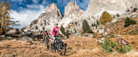 Ein Mann und eine Frau sind auf ihren Mountainbikes in den Bergen auf Tour.