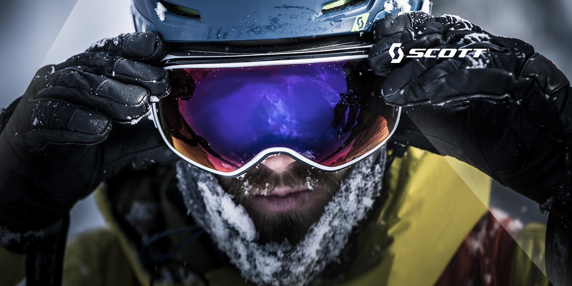 Ein Skifahrer setzt sich seine Skibrille auf bevor er sich in den Pulverschnee st&uuml;rzt.