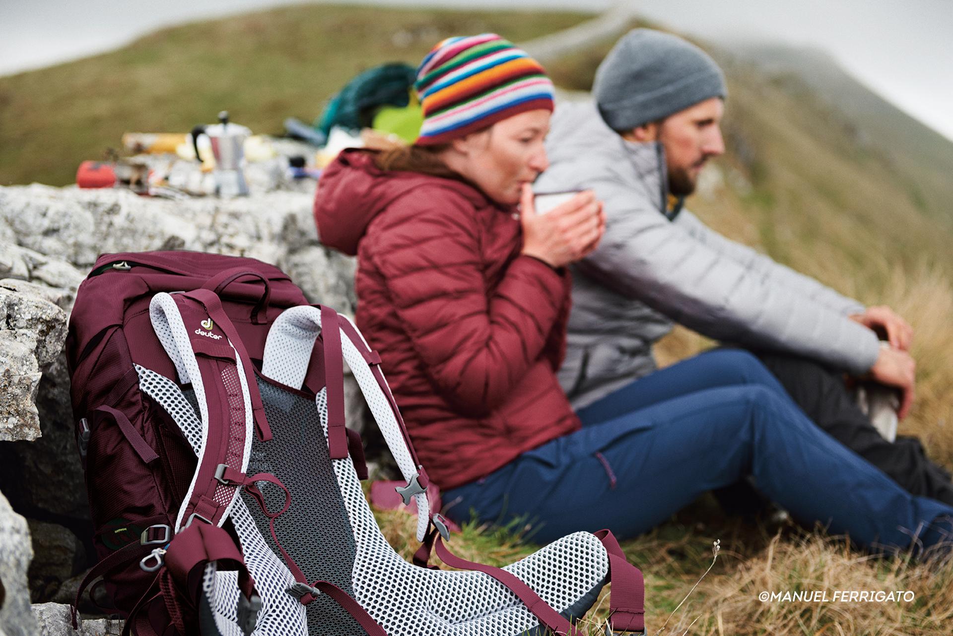 Zwei Wanderer mit Deuter Rucks&auml;cken machen eine ausgiebige Pause.