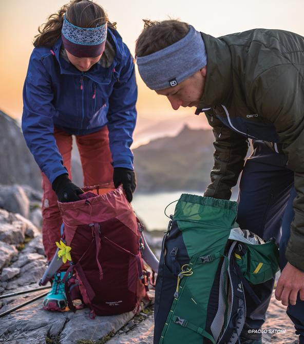 Ein Mann und eine Frau mit gro&szlig;en Wanderrucks&auml;cken machen eine Verschnaufpause.