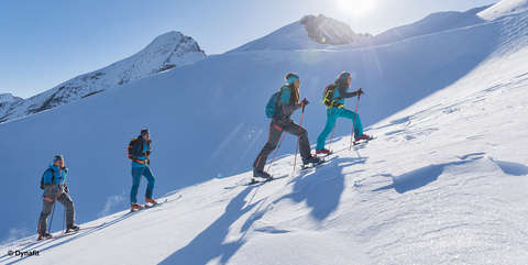 Zwei Skitourengeher auf Skihochtour auf einem Gletscher.