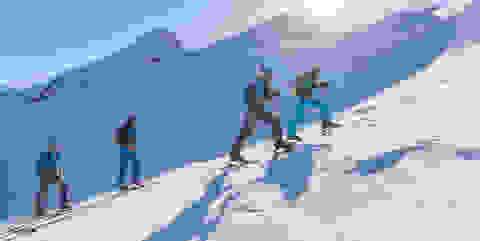 Zwei Skitourengeher auf Skihochtour auf einem Gletscher.