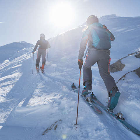 Zwei Skitourengeher queren im Aufstieg schnell einen steilen Hang
