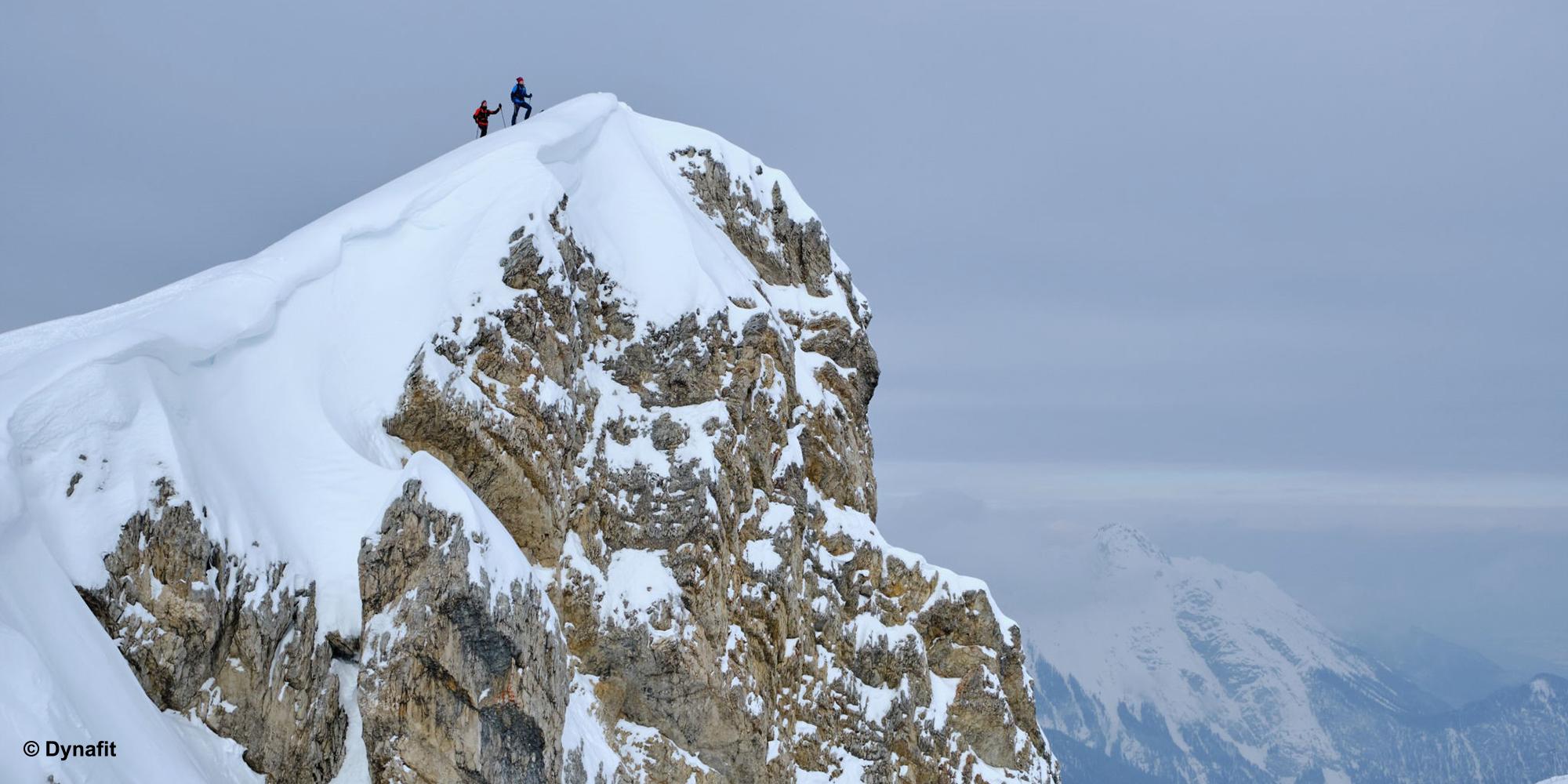 Zwei Skitourengeher auf dem Gipfel.