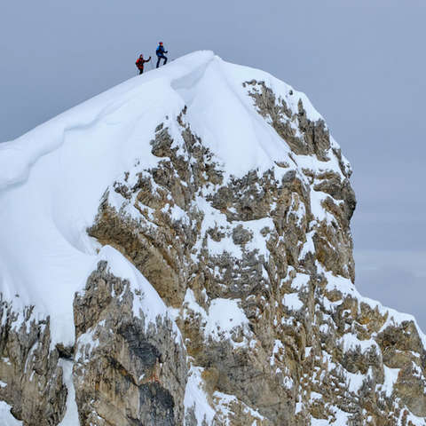 Zwei Skitourengeher auf dem Gipfel.