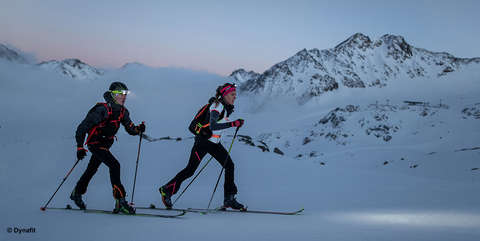 Zwei Skitourengeher auf Skitour im Wald