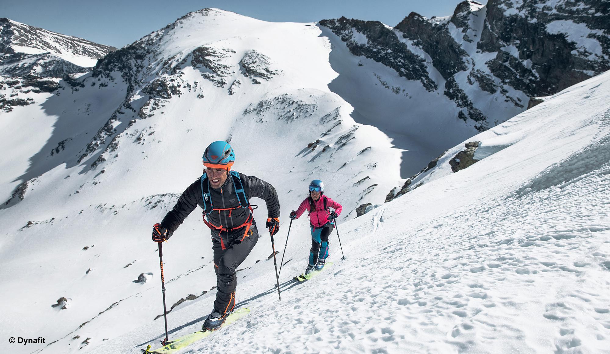 Zwei Skitourengeher queren im Aufstieg schnell einen steilen Hang