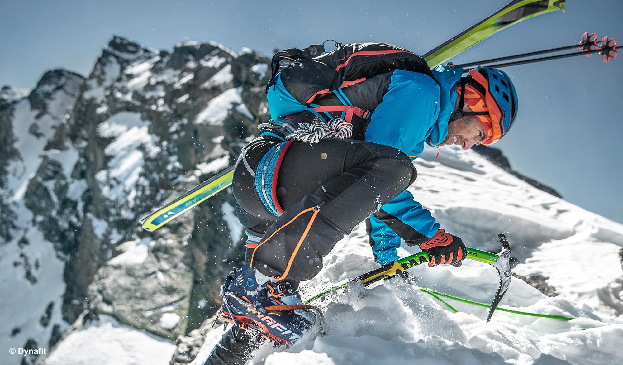 Ein Bergsteiger auf Skihochtour durchsteigt mit Steileisger&auml;ten eine Eiswand