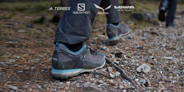 Ein Wanderer tr&auml;gt Wanderschuhe von Meindl