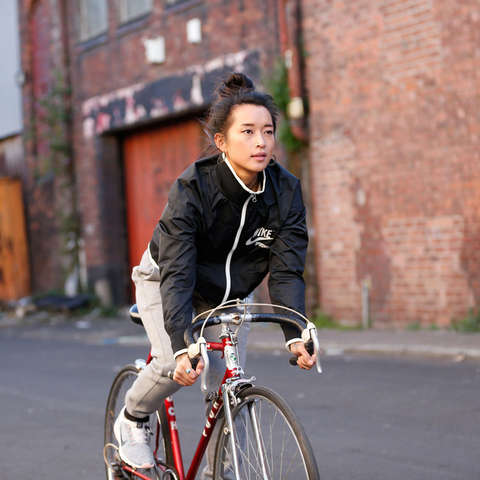 Eine junge Frau fährt auf einem Retro-Rennrad