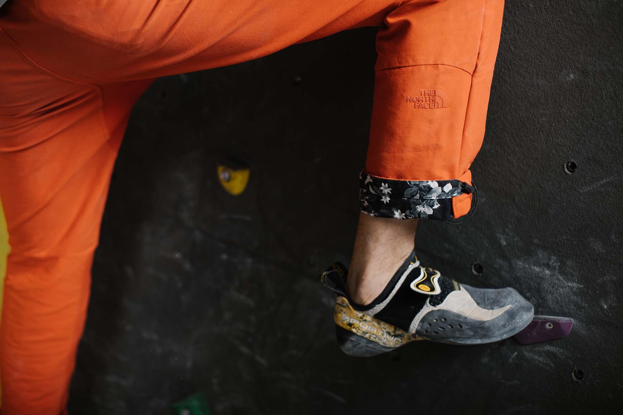 Nahaufnahme des Kletterschuhs einer bouldernden Person