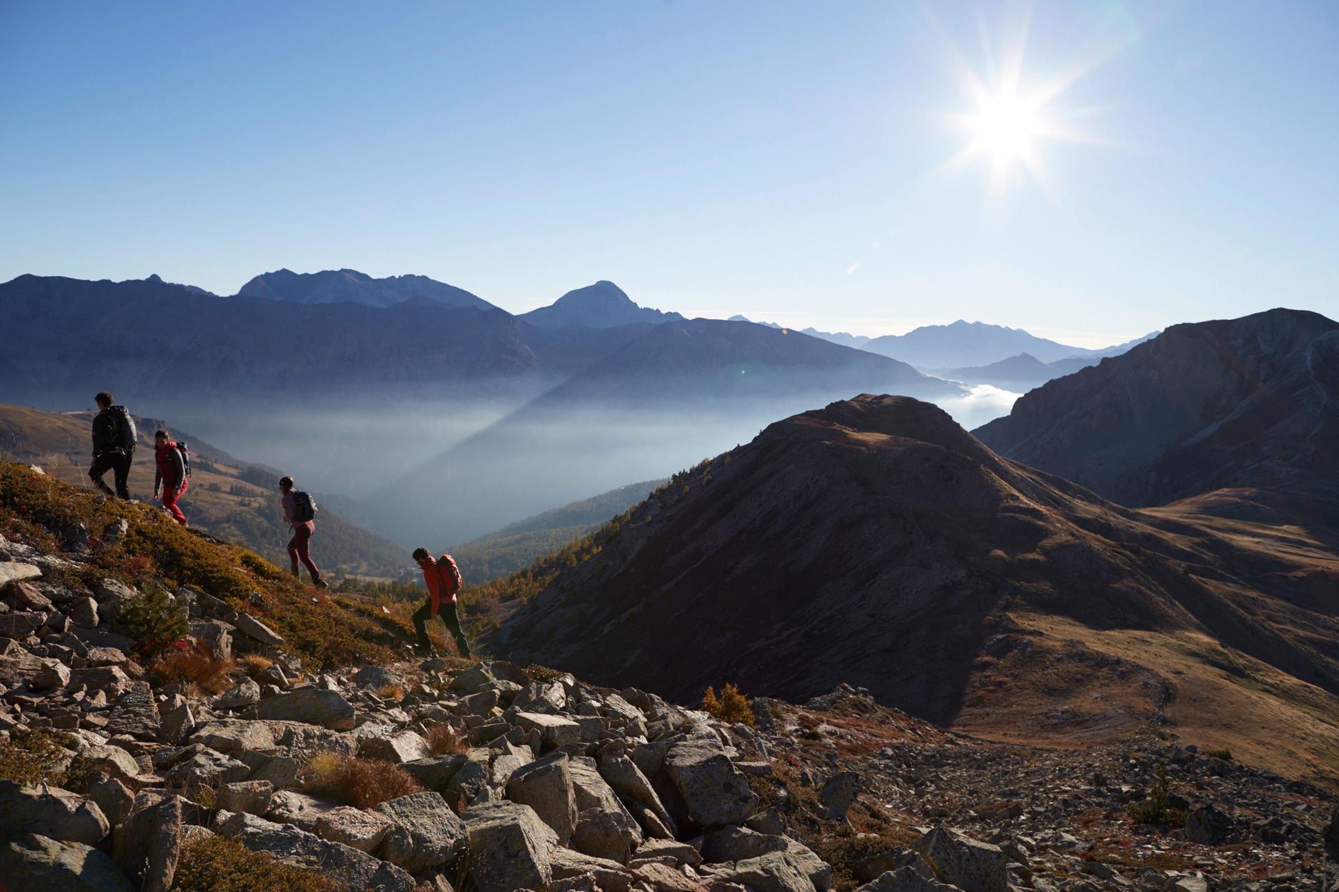Eine Gruppe von Wanderern im Gebirge