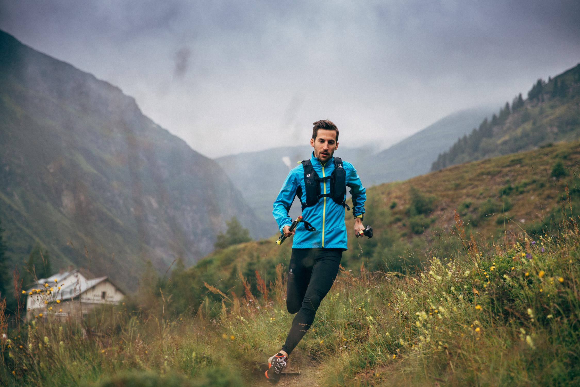 Ein L&auml;ufer l&auml;uft durch die bergige Natur