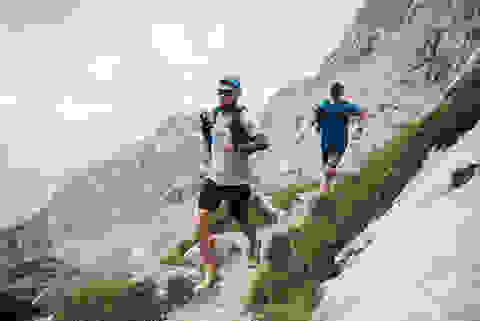 Zwei Männer beim Trailrunning in alpinem Gelände.