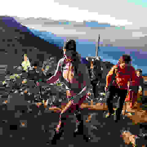 Eine Gruppe von Wanderern steigt einen Bergpfad hinauf.
