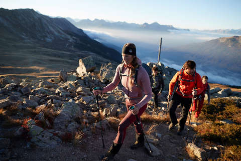 Eine Gruppe von Wanderern steigt einen Bergpfad hinauf.