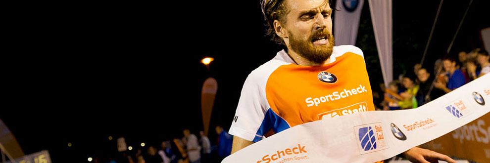 Ein L&auml;ufer beim Zieleinlauf beim Nachtlauf in Erfurt.