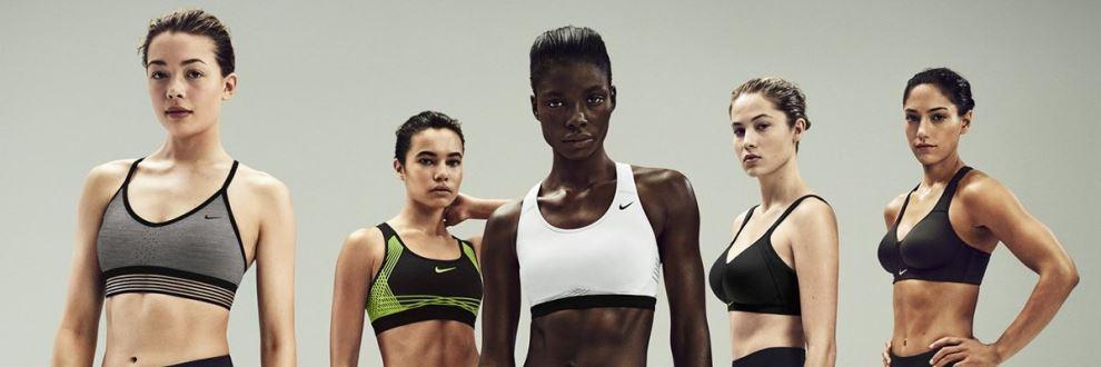 5 weibliche Models stehen in einer Reihe. Jedes Model trägt einen anderen Nike Sport-BH. 5 weibliche Models stehen in einer Reihe. Jedes Model trägt einen anderen Nike Sport-BH.
