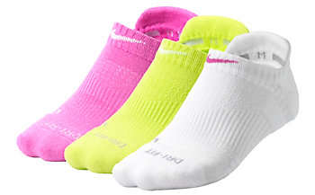 3 Joggingfüsslinge der Marke Nike in pink, grün und weiß.