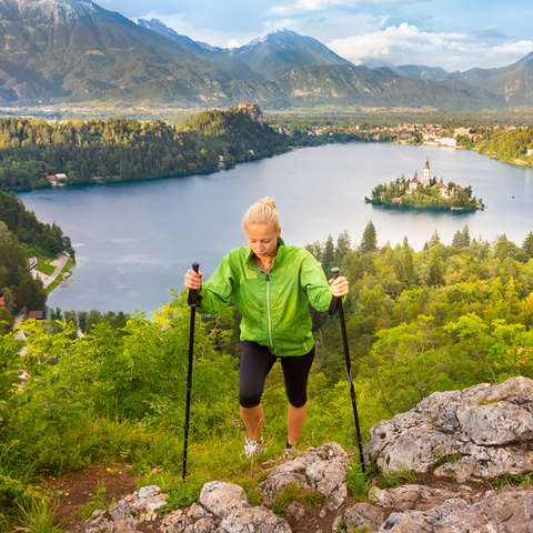 Eine junge Frau beim Nordic Walking in Slovenien am Lake Bled.