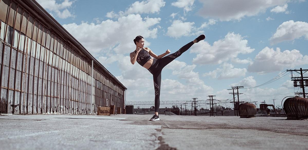 Frau beim Outdoor-Workout mit Kleidung mit Microthread-Technologie