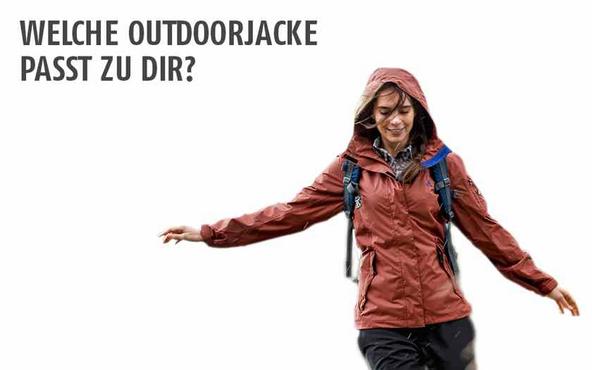 Eine Frau in Softshelljacke steht vor einem wei&szlig;en Hintergrund.