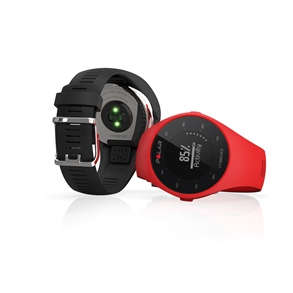 Smart Watch POLAR M200 in rot und in schwarz in der Darstellung vor weißem Hintergrund.
