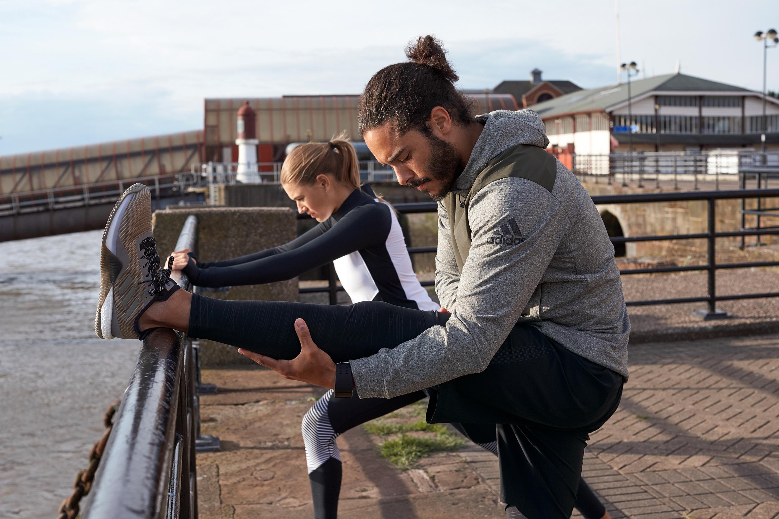 Eine Frau und ein Mann beim Dehnen nach dem Training