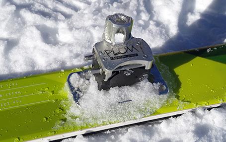 Die Hinterbacken einer Pinbindung an einem Tourenski montiert.