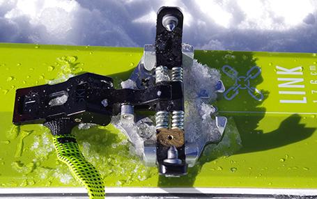 Die Vorderbacken einer Pinbindung an einem Tourenski in der Nahaufnahme.