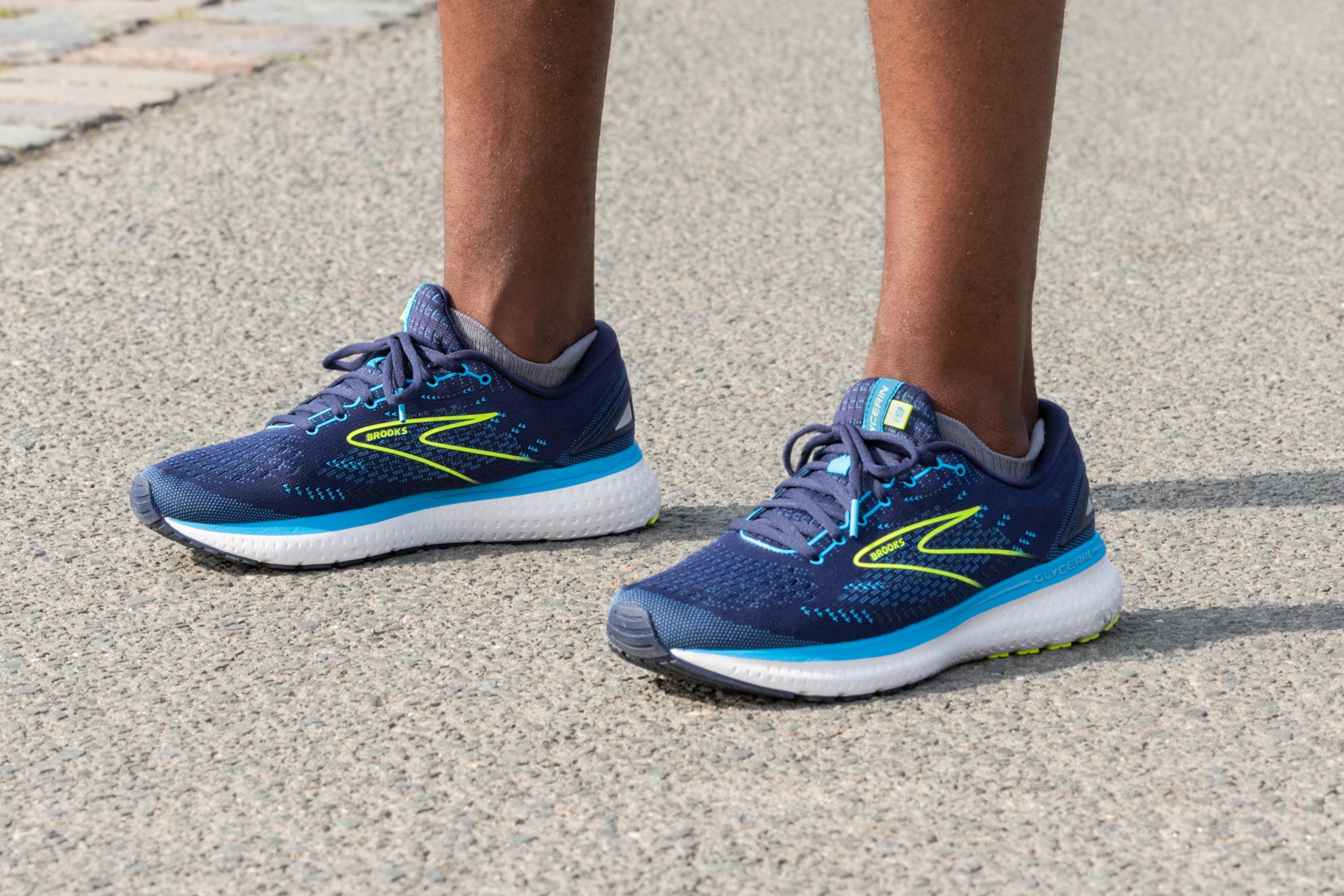 Ein Mann tr&auml;gt die Brooks Glycerin 19 Laufschuhe
