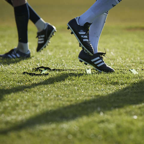 Adidas Fussballschuhe im Einsatz auf dem Rasen 