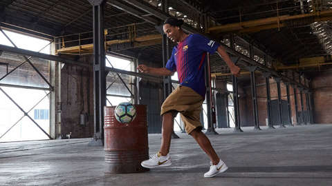 Ronaldinho spielt Indoor Fussball im Barcelona Trikot