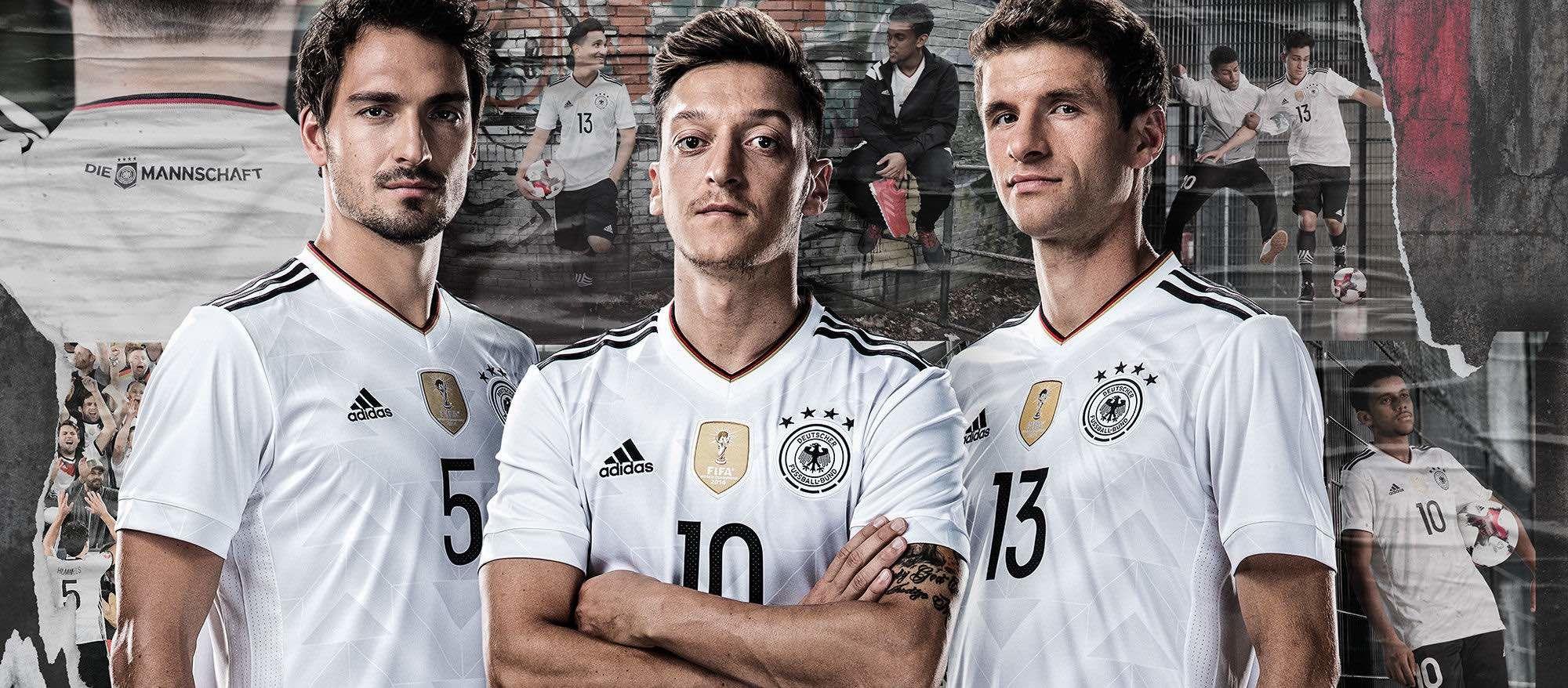 Hummels, &Ouml;zil und M&uuml;ller posieren in Fu&szlig;balltrikots