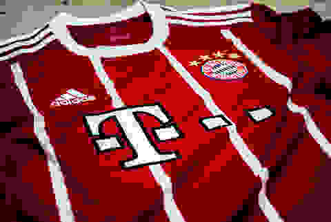 Ein FC Bayern Fußball-Trikot wird mit einer Textildruckpresse beflockt.