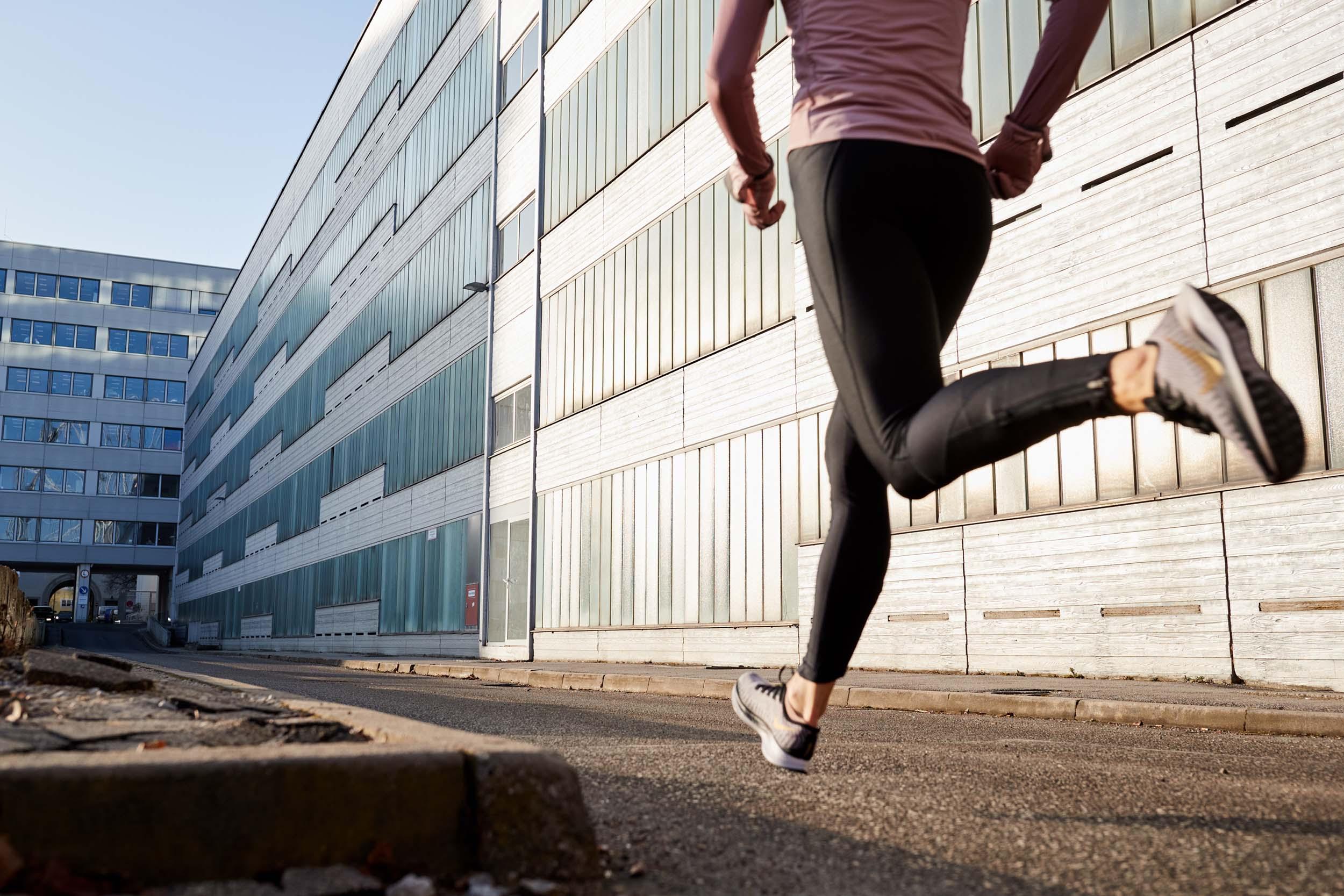 Eine Frau trainiert auf einem Laufband