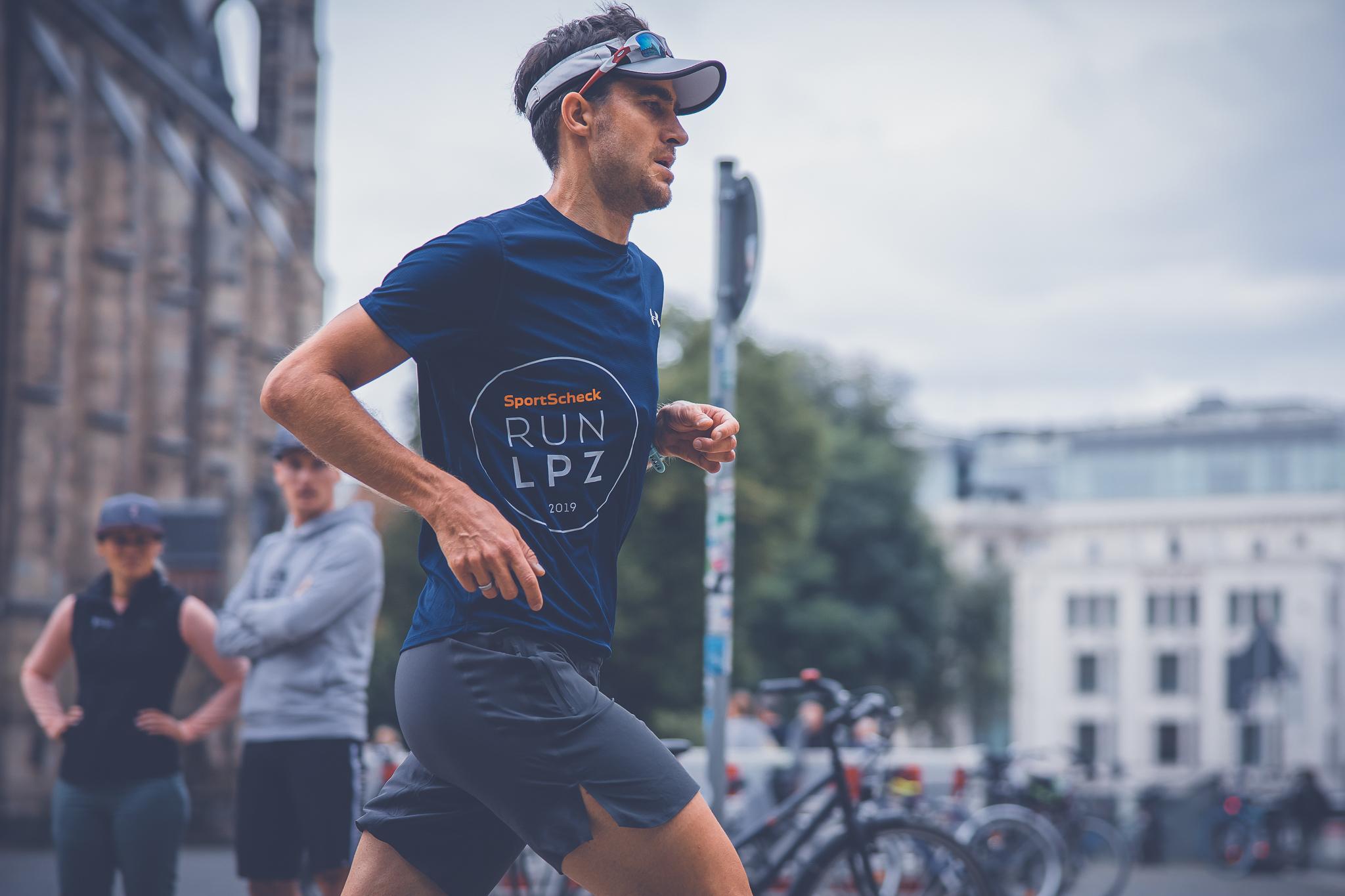 Ein Läufer beim Training. Er läuft in der Stadt.