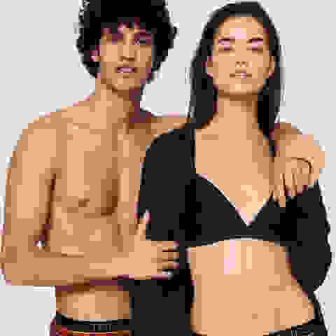 Ein Mann und eine Frau tragen Funktionsunterwäsche als Basis-Schicht des Zwiebelprinzips.