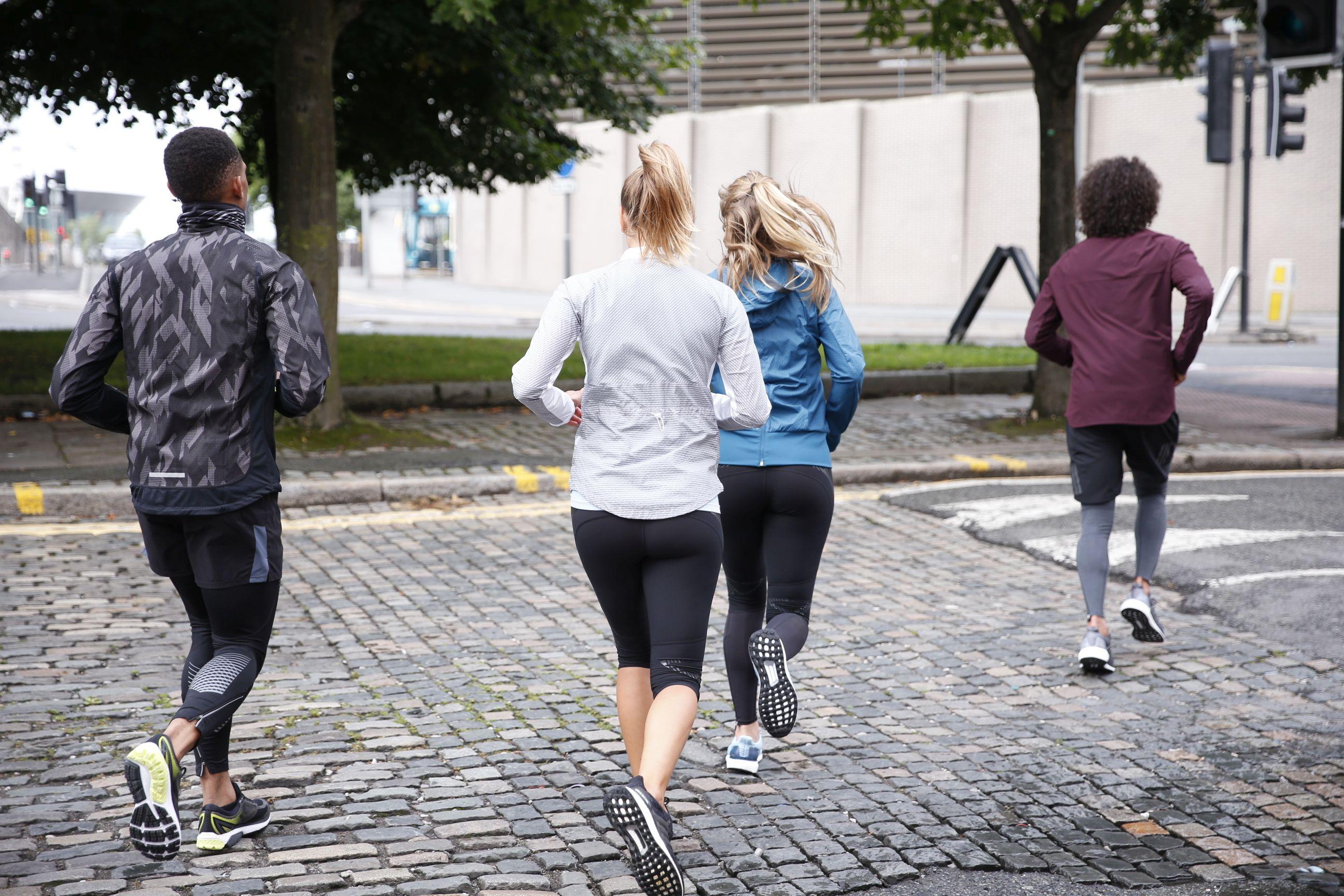 Eine Gruppe beim Lauftraining in der Stadt