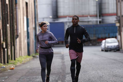 Ein Mann und eine Frau trainieren langsames Laufen
