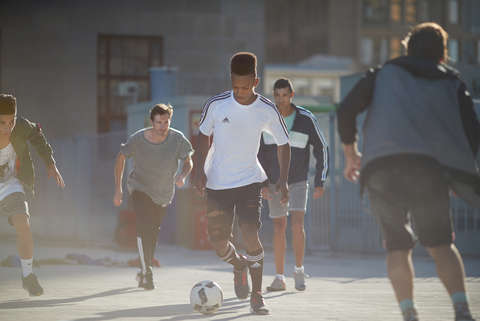 Eine Gruppe Jugendlicher beim gemeinsamen Fussballspiel