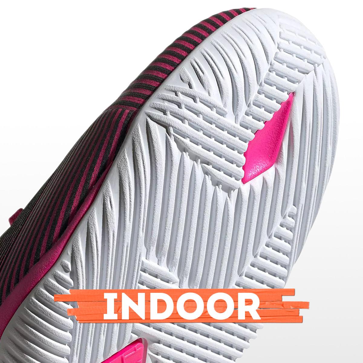 Die Sohle eines Fussballschuhs für die Halle.