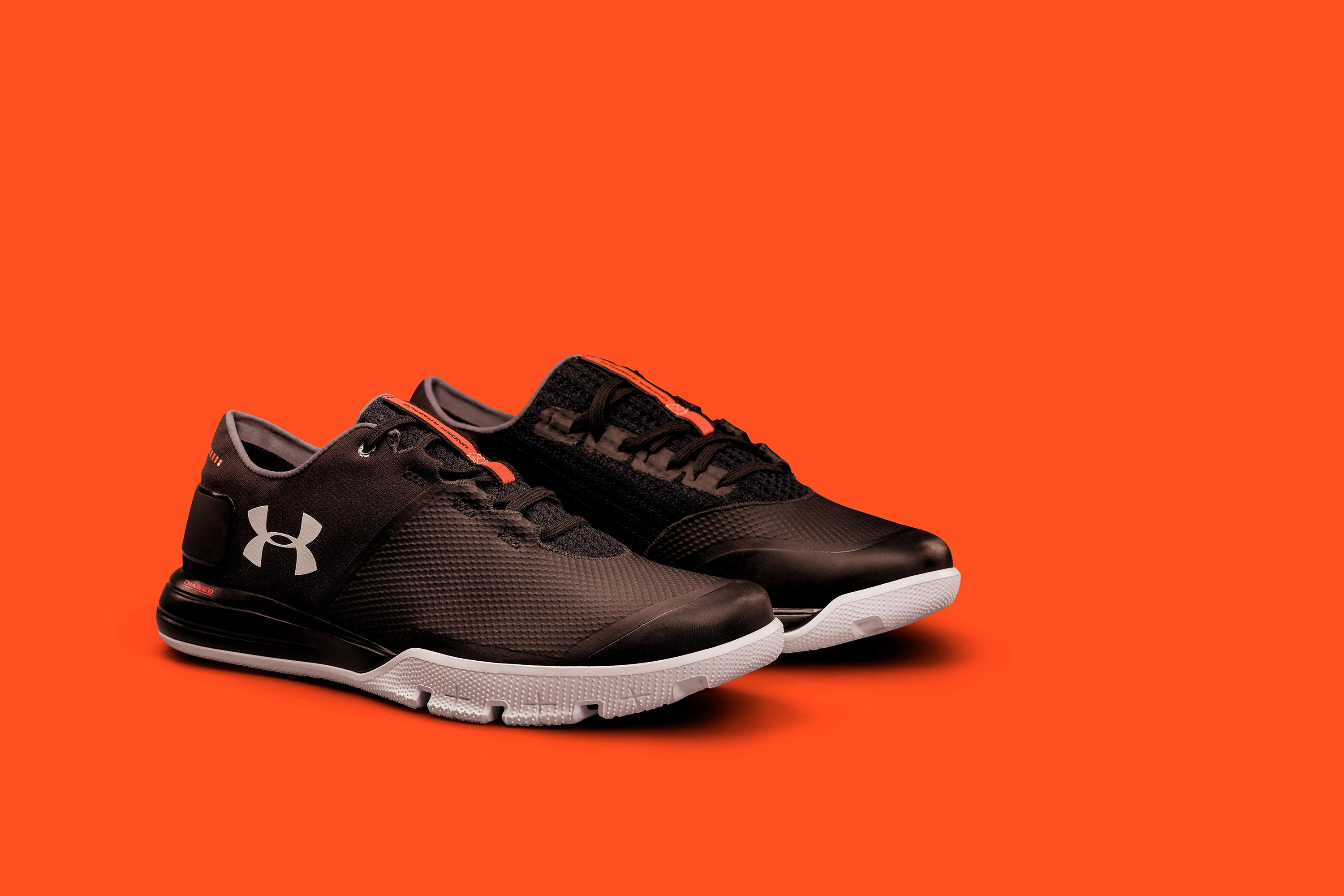 Ein paar Under Armour Schuhe in Schwarz Weiß mit der Charged Cushioning Technologie.