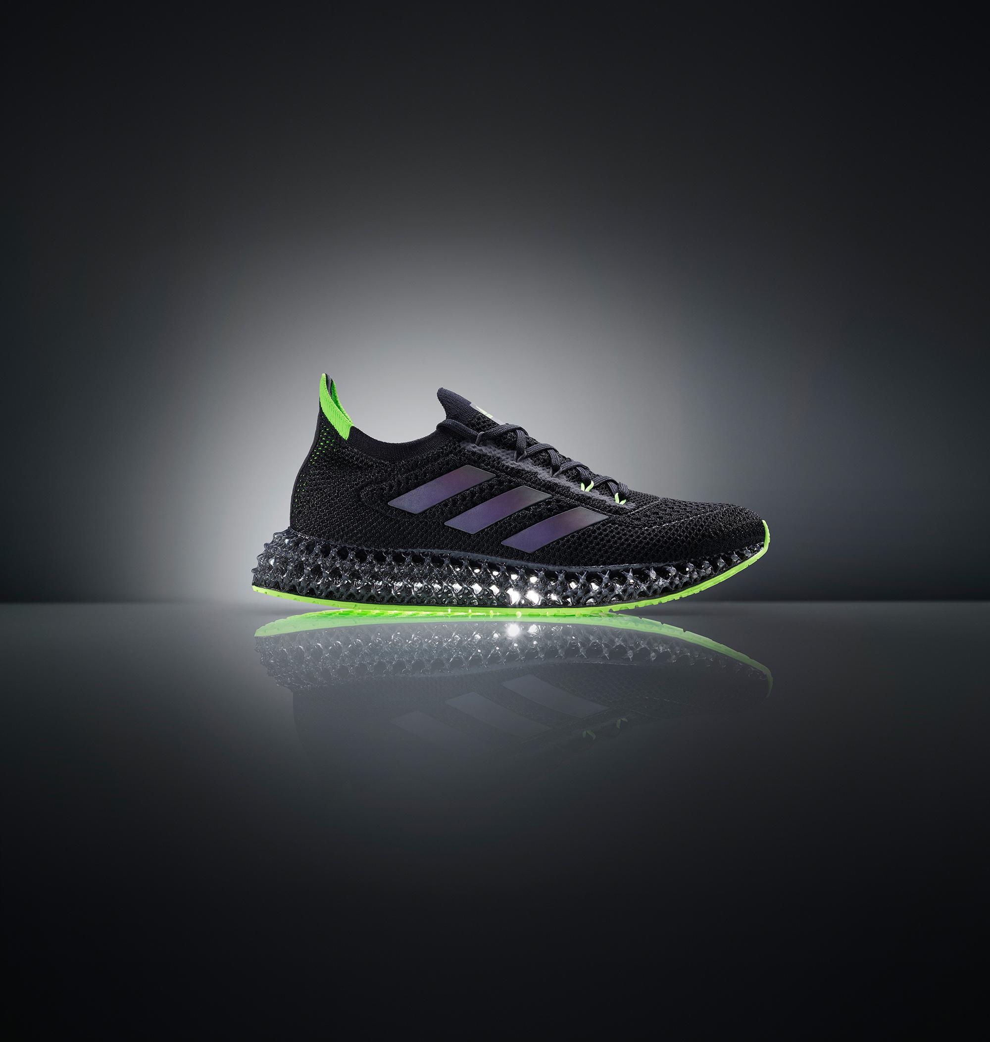 Adidas 4D FWD Sneaker in Schwarz mit gr&uuml;nen Details und 3D-Zwischensohle.