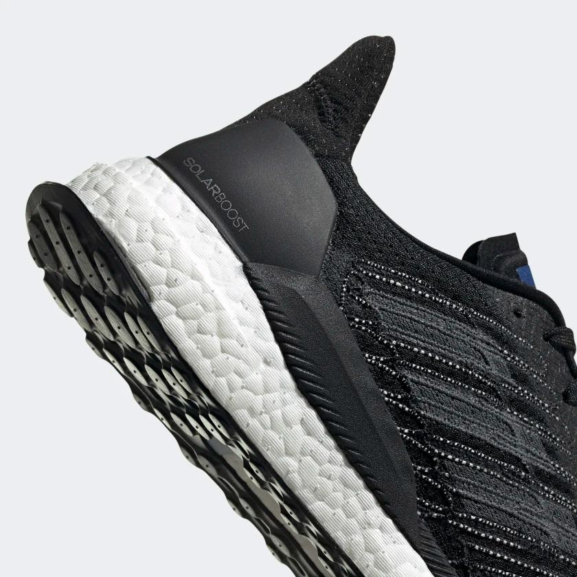 Adidas Solarboost Sohle mit BOOST-Technologie, schwarze Laufsohle, weiße Zwischensohle – Nahaufnahme.
