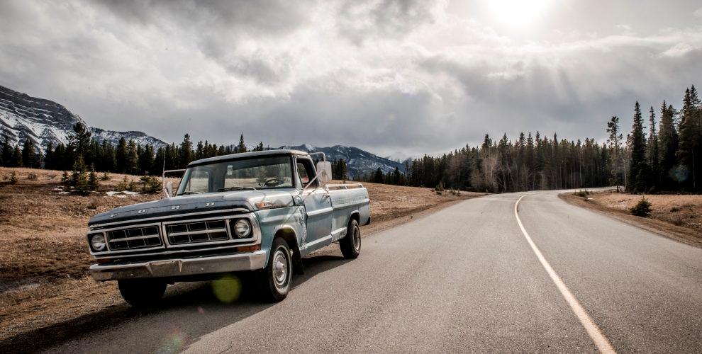 Ein Oldtimer fährt durch die Straßen in Alberta Kanada